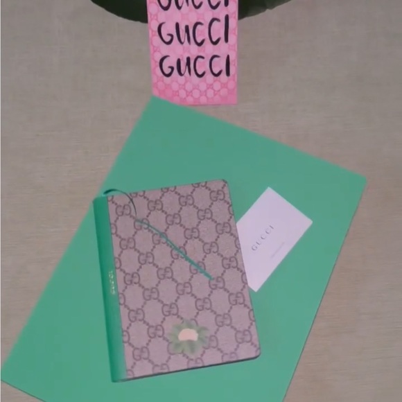 GUCCI x DISNEY COLLAB RARE NOTEBOOK BRAND NEW AUTHENTIC& LUXURY/AUTH CARD - Picture 7 of 7